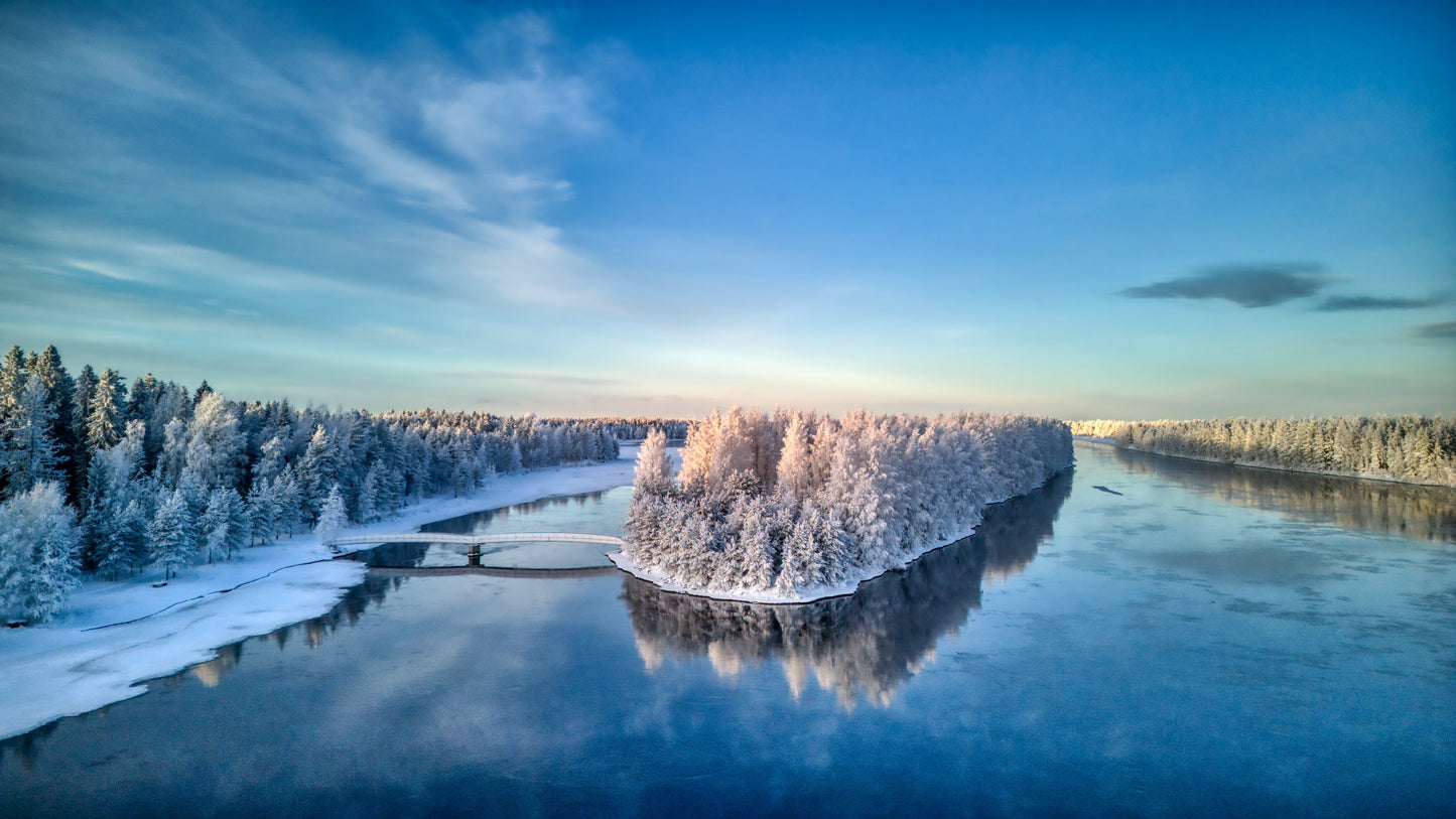 Hiver paisible sur la rivière gelée et la forêt enneigée